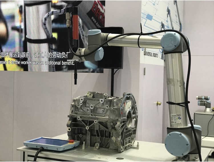 UR機器人汽車發動機螺絲擰緊.jpg